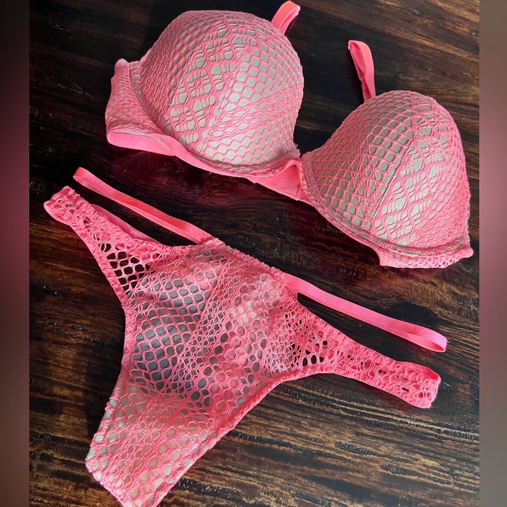 NEW Victoria’s Secret Bra & Panty Set, SZ 36D Bra, Size M Thong Bottoms